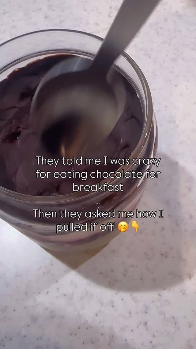 Chocolate Berry Overnight Weetabix 🍫🫐🍓🍌
If you’re not eating chocolate at breakfast yet this season,🎄 start with THIS 🤣🤭
Its high protein, I usually have half before my workout + half after - but you do you 😜
Ladies it’s no “light breakfast” that leaves you raiding the Celebrations cupboards at 10am 🤣 (so effectively you’re eating LESS chocolate 😜!)
💥 Chocolate Berry Overnight Weetabix
🍌 1 mashed banana
🥣 2 Weetabix
🥛 150ml unsweetened almond milk
🍓 50g berries
🍶 200g Greek yoghurt or SKYR
🍫 50g dark chocolate (yes… 50g. It’s festive season 😆)
•Mash the banana into the Weetabix & milk layer so it goes soft, sweet and almost cake-like - trust me 😉
•Layer it. Chill it. Wake up excited for it.
That’s the vibe 🤌✨
Per serving (½ the full recipe)
339 cals: 15g protein
👇 Festive twists
🎄 Chocolate Orange (Terry’s vibes)
Add ½ tsp orange zest in to the yoghurt
Add 2–3 drops orange extract or essence
Swap 50g dark chocolate for Terry’s Chocolate Orange pieces (30–40g)
🍒 Black Forest (Gateaux vibes 😮💨)
Use frozen cherries instead of berries (50g)
Add ½ tbsp cocoa powder to the yoghurt layer
Sprinkle mini dark chocolate chips on top
If this becomes your new obsession — there are loads more easy breakfast recipes on the website AND my ‘Kate’s Kitchen’ recipe books on Amazon 👀💕
#legsbumsandbubbas #kateskitchen #katesmumfitclub #overnightweetabix #chocolateforbreakfast
