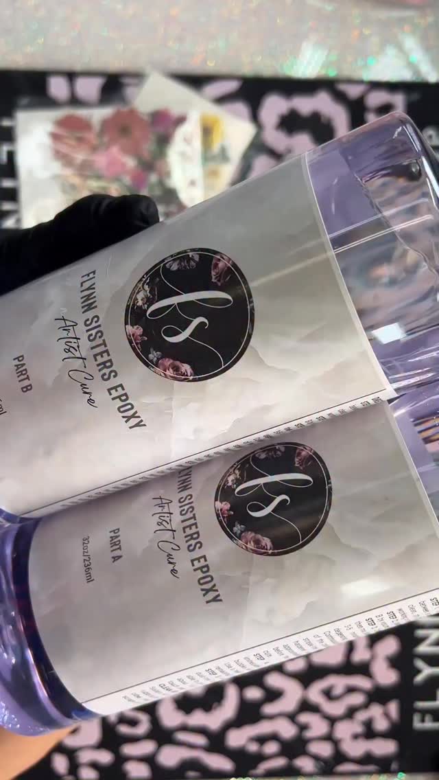 Floral fridge magnets are so fun to make 🌸 There like tiny bouquets that last forever! Find the mold, tins and flowers in my Amazon storefront. The epoxy is NEW FS Artist Cure @flynnsisterssupplyshop and UV Resin by @resinrockers 🥰 #resincrafts #epoxyart