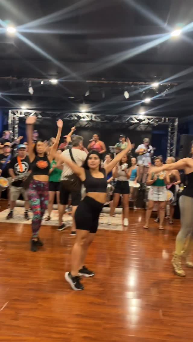 É hoje! ✨ Snippet from our rehearsal with @bateria61 for the @escoladesamba_sydney annual Gala, happening tonight. Vumboraaa!🥁💃🏾🔥
🎟️ Link in bio @escoladesamba_sydney @chprsl