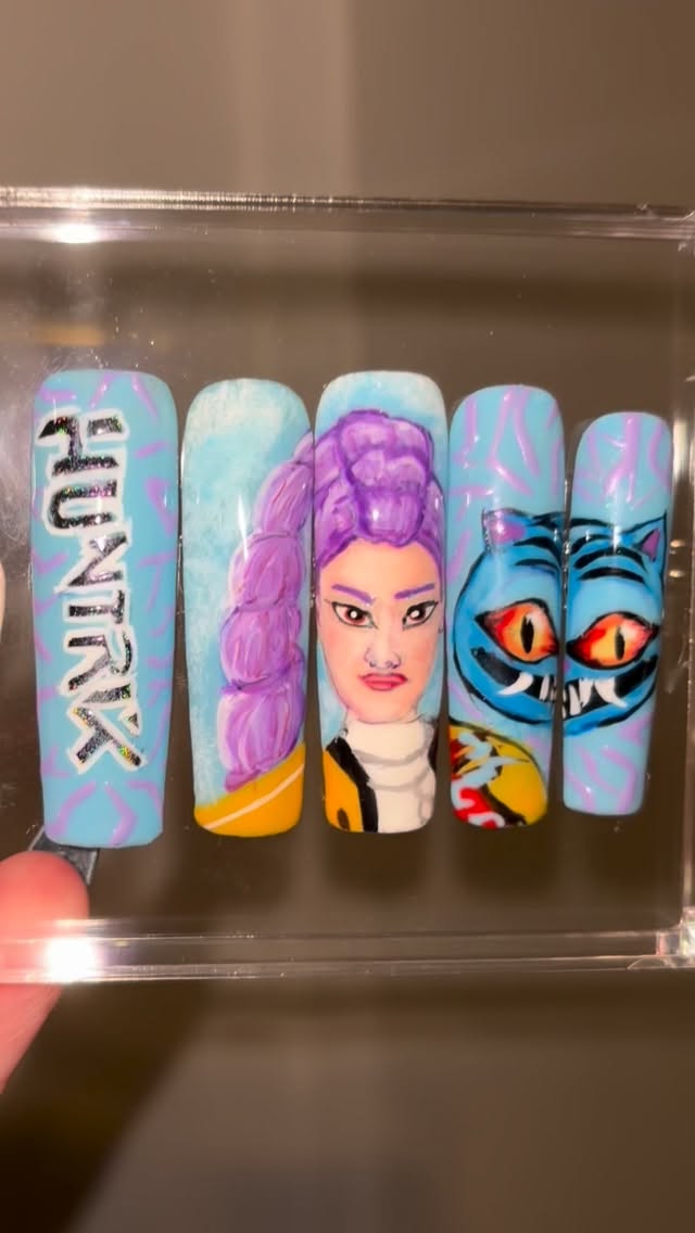 I finally finished the first side of this hand painted K-pop Demon Hunters press ons with Rumi and Derpy portraits - wow this turned out amazing! I am so happy with these results! Let me know what you think in the comments #nailart #kpopdemonhunters #nailartist #handpainted #handpaintednails #rumi #pressonnails #nails #nailsnailsnails