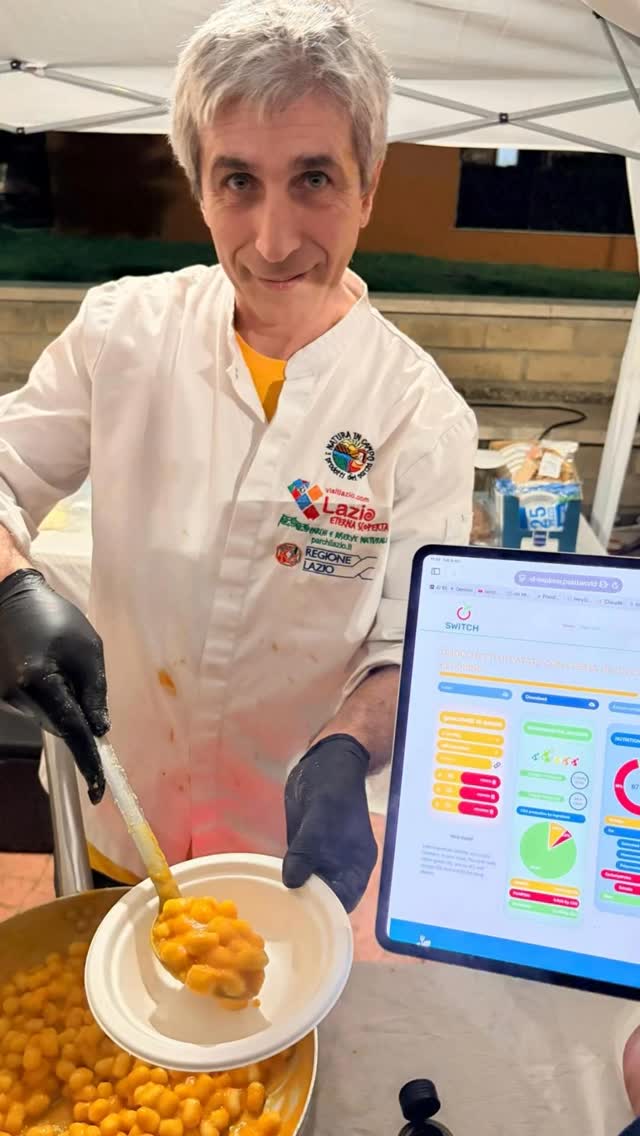 Sabato scorso abbiamo partecipato all’evento “Terra Vera” al Castello di Santa Severa, portando le attività di comunicazione e divulgazione del progetto europeo SWITCH, dedicato alla promozione di scelte alimentari sane e sostenibili.
All’interno dello stand abbiamo coinvolto famiglie e bambini in percorsi educativi pensati per avvicinare i più piccoli alla stagionalità, alla qualità degli alimenti e al rispetto dell’ambiente, trasformando il tema del mangiare sano in un’esperienza semplice, interattiva e accessibile.
Un’occasione importante per raccontare il valore della ricerca e dell’innovazione applicate all’alimentazione e per continuare a costruire consapevolezza attraverso attività divulgative rivolte a tutta la comunità.