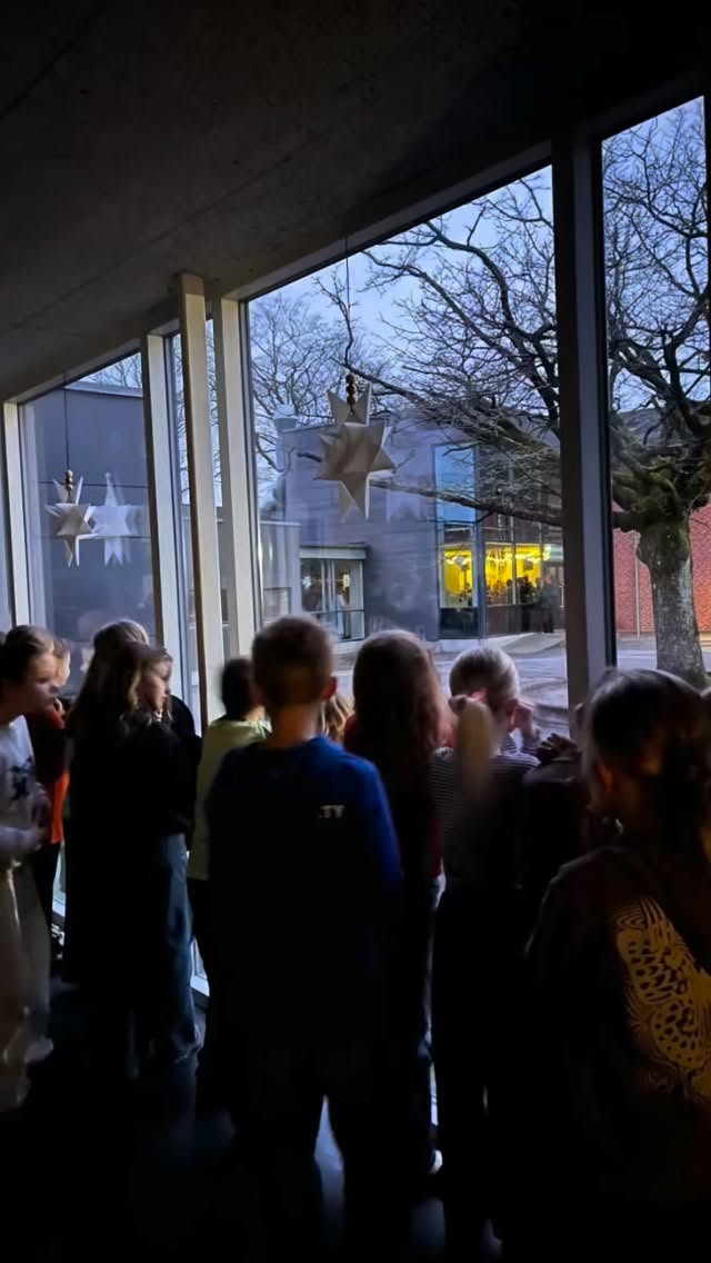 JULENS TRADITIONER SKAL MAN SOM BEKENDT IKKE RØRE VED - alligevel var vi lidt nødt til det i dag, for vi holder jo fri i morgen på selve Lucia-dagen den 13. december 🫣
Så vi har ‘snydt lidt’, som de siger i tv-køkkenerne, og tyvstartet med Lucia-optog her til morgen 🕯️👼
Stemningen var tæt af spændt forventning hos både elever, lærere og forældre, og decembermørket blev lige lidt lysere, da 4. og 5. klasses piger (+ et par stykker fra 6. klasse i år) holdt den dejlige tradition i hævd og kom stille og syngende ned af trappen i aulaen i det fineste Lucia-optog 😍
Sikke en dejlig måde at starte weekenden på 🥰
Ha’ en dejlig én 😃🎄
#Lucia #Luciaoptog #Tradition #December #Jul #4klasse #5klasse #6klasse #Fællesskab #friskole #friskoleliv #herningfriskole #etgodtstedatlæreværeogvokse