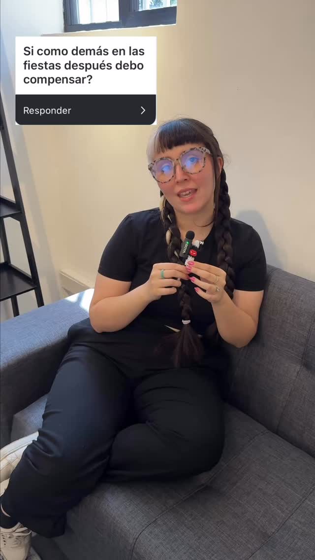 En nuestra dinámica de fin de año, recibimos dos preguntas que muchas personas se hacen… y hoy nuestras profesionales las abordan desde una mirada humana y consciente.
🧠 “¿Por qué siento tanta flojera si en verdad quiero hacer las cosas?”
María Constanza nos recuerda que la “flojera” muchas veces es una señal: puede aparecer cuando la tarea es demasiado grande, cuando hay ansiedad, cansancio o algo emocional que aún no miramos. No es falta de voluntad: es información de nuestro cuerpo y mente.
🥗 “Si como de más en las fiestas… ¿debo compensar después?”
Tania responde claro: no tienes que compensar nada. Las fiestas son para disfrutarlas, conectar y compartir. La comida no se paga ni se “arregla”: se vive con libertad y sin culpa.
✨ En Hanami, creemos en un bienestar amable, realista y humano.
Gracias por confiar en nosotras y por ser parte de este espacio.