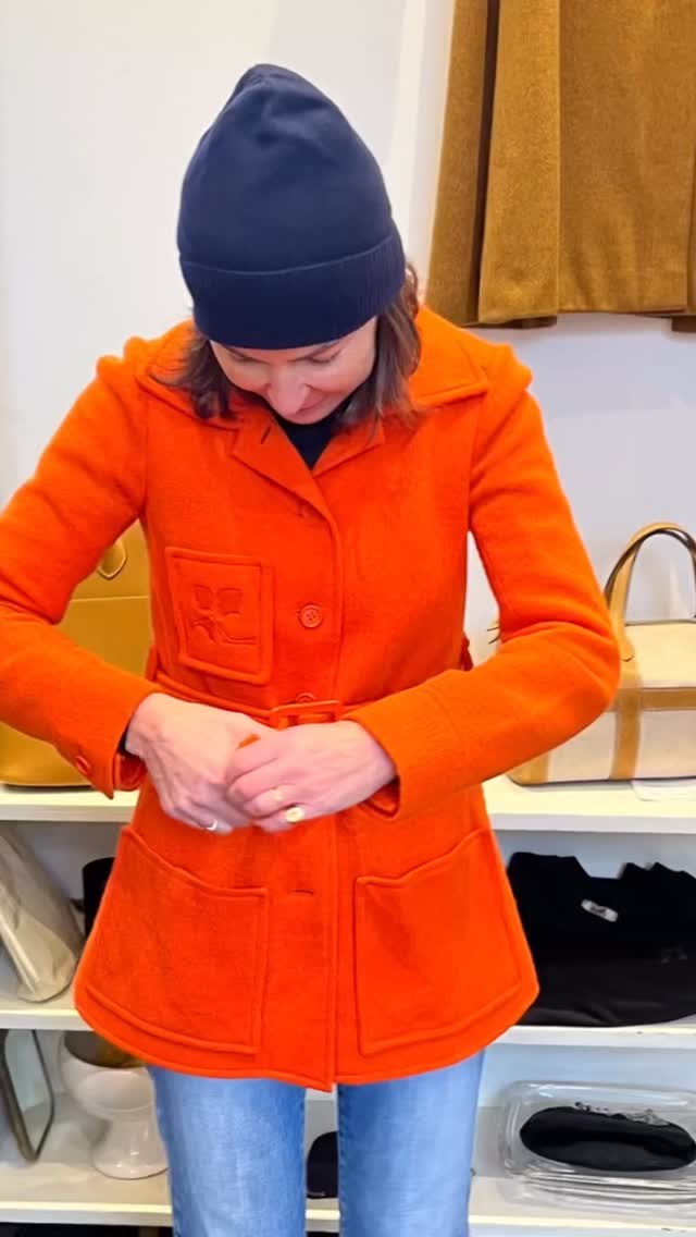 Dimanche off
Pas de musées pas d’expos!
Un petit tour aux puces et se prendre pour un mannequin🤭😉
Passion vintage! La couture est un art!
#collectionstephaniepeyrissac #vintage #couleurs