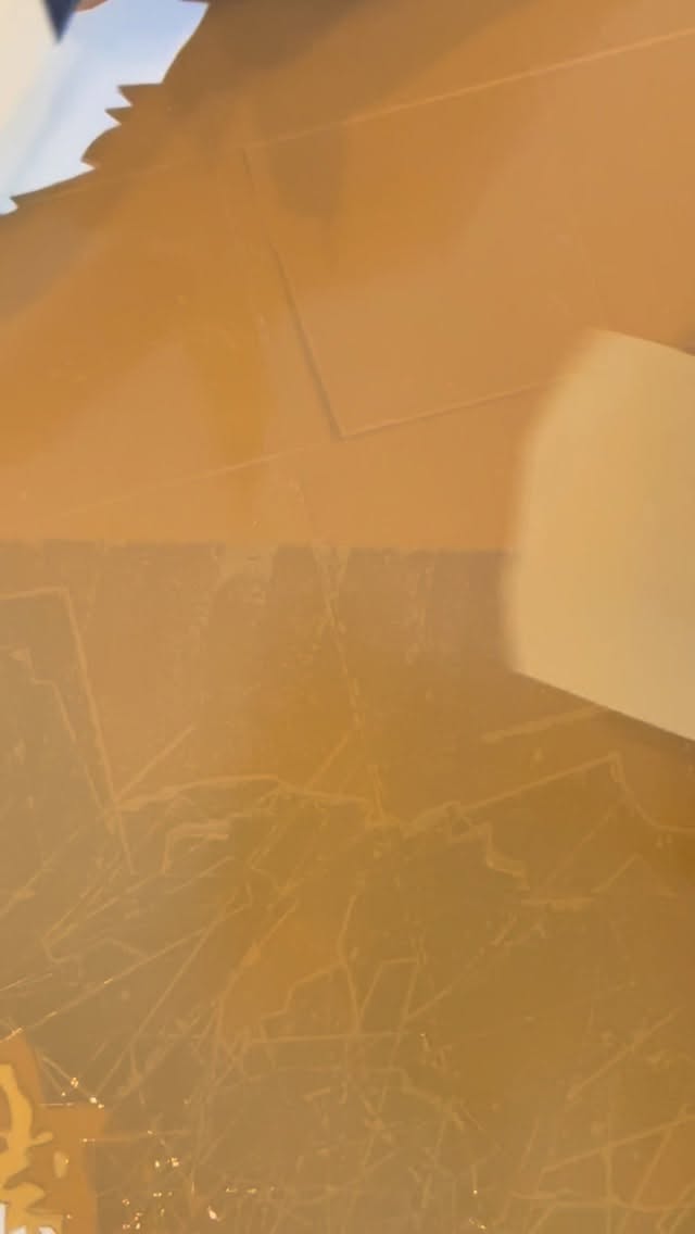 Souvent vous me demandez combien il y a de couches d’adhésif sur un tableau.
Je parle de « dernière couche » ou « troisième couche » pour évoquer la plus foncée mais en fait, il faut au minimum 6 épaisseurs de scotch pour avoir la teinte la plus foncée possible et ainsi obtenir ces contrastes de nuances de marron.
.
Alors, vous pensiez qu’il y en avait autant ?
.
#art #artcontemporain #contemporaryart #tapeart #tape #artist #artisteplasticien #tapeartist #collage #scotch #3M #adhesif#adhesivetape #packingtape #packingtapeart #paulinefillioux #fillioux #rubanadhesif #emballage #havane #sepia #layer #couches