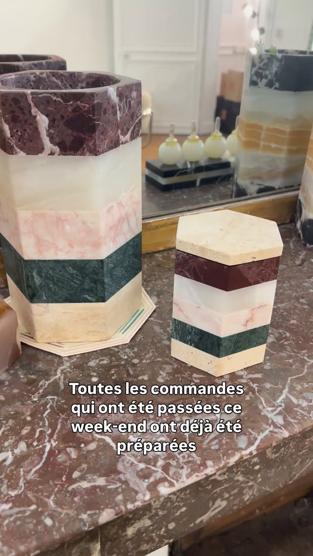 ✨ Dernière ligne droite avant les fêtes ✨
On vous a préparé un récap clair de toutes les pièces encore disponibles pour une livraison express, parce qu’on sait que les plus beaux cadeaux se décident souvent à la dernière minute.
🎁 Paris / Île-de-France : livraison 24–48h
📦 France & International : UPS en 48–72h
🏛️ Ou à venir chercher dans notre showroom Paris 16e | sur rendez-vous
Nos créations sont prêtes à rejoindre vos intérieurs, vos tables, vos surprises, avec la réactivité d’un atelier qui sait que le temps compte en décembre.
Toutes les informations et disponibilités sont détaillées sur notre site internet. ✨