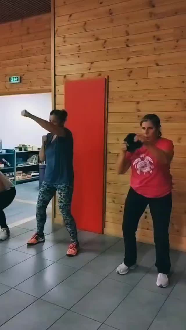 ▶️ C I R C U I T T R A I N I N G
A 2 - 8 ateliers - 4 tours - 30sec/40sec/60sec/20sec
On alterne entre des exercices cardio ou renfo (mais souvent les exercices sont 2 en 1😈)
Que du bonheur... 😅(surtout quand on entend "last round"!)
Et bonus: vue sur les magnifiques chaussettes de notre claudette officielle: Fred
#hautesalpes05 #guillestroisqueyras #objectifsport #bienetre #fitnessmotivation #sport #femmesactives #coachsportif #departement05 #sportenjoy05 #objectifsanté