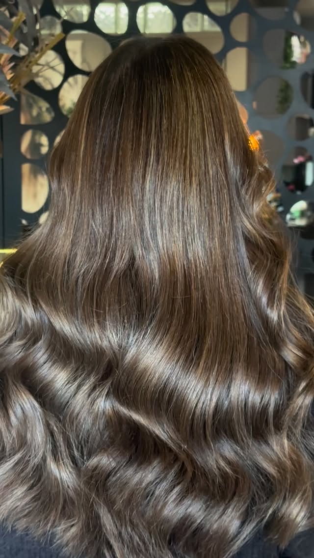 Rich Brunette 🤍
This transformation features subtle, dimensional highlights. Healthy, hydrated and full of movement 🤍
To achieve that mirror shine and ultimate glow comment “Products” below and we will message you with the details 🤍
Stunning work by Casey 🤍
#brunettebalayage #brunettehair #healthyhair