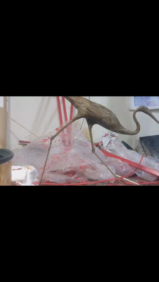 Day 2. Refining the texture on the stalking heron.
#foundrylife #digbyveeverscarter #bronze #bronzesculpture #somersetsculptureandfoundry #lostwaxcasting #maineartist #heron