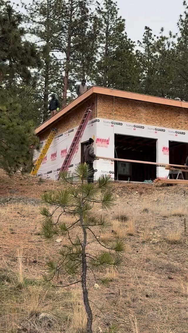Making progress on this new shop! Plenty of time spent on the roof, luckily thereās a great view šš ļø
