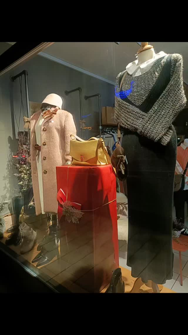 Gestern ist etwas passiert, das mich sehr getroffen hat. 🤍
Ich will da kein Mittleid,ich fühle mich verpflichtet darüber zu berichten.
Ich wurde bestohlen.
Nicht die Kasse.
Nicht die schönsten Secondhand-Stücke.
Sondern Bargeld aus meinem privaten Portemonnaie.
Es lag in meinem Rucksack, im Hintergrund, nicht sichtbar.
Ich bewege mich im Laden fast immer rund um die Kasse und meinen geliebten Schreibtisch –
dort, wo alles passiert:
Warenannahme, Kaffäle, Preise machen, Verkaufen, Absagen,
Cüpli trinken, roter Stift bei Reduktionen
Alles in einem One-to-One-Business, das ich alleine führe.Mit liebe. Zu Details,zum Stoff,zu be wild Kombinationen.
Mein Baby. Mein Traum.
Ich liebe das alles.
Ich weine vor Freude – und manchmal aus Frust.
Ich wachse jeden Tag, als Boss und als Mensch.
Ein emotionaler Rollercoaster mit unzähligen Ups & Downs – täglich,paar Mal.
Und trotzdem: Ich liebe es.
Mein Traum ist Realität geworden.
Und dann… gestern.
Dieser Diebstahl hat mir einen richtigen Kick gegeben.
Ich war zerstört. Unglaublich traurig.
Mein Vertrauen in die Menschen wurde erschüttert.
Denn es ist nicht „nur“ Geld, das weg ist.
Es ist mein Gefühl von Sicherheit, von Komfort, von Vertrauen.
Aber ich werde es wieder aufbauen.
Dieses Gefühl wird zurückkommen.
Nur… werde ich vorsichtiger.
Bitte passt auf euch und eure Geschäfte auf.
Es gibt Menschen, die das, was wir mit Herz aufbauen,
nicht schätzen – sondern ausnutzen.
🤍