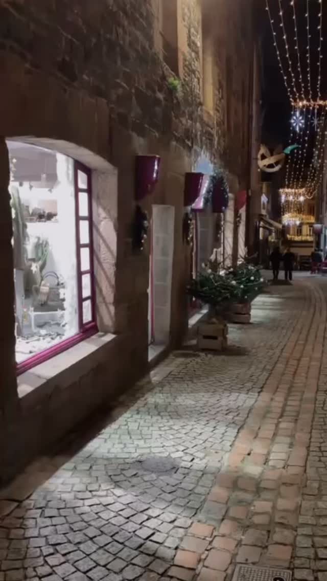 Tous les Matins du Monde a revêtu sa tenue de fête et ses vitrines brillent de mille feux!!✨🪩 Des idées cadeaux plein la tête! Au plaisir de vous acceuillir dans la joie et la bonne humeur, telle est notre devise😌 #christmas #christmastime #christmaswindow #happyholiday