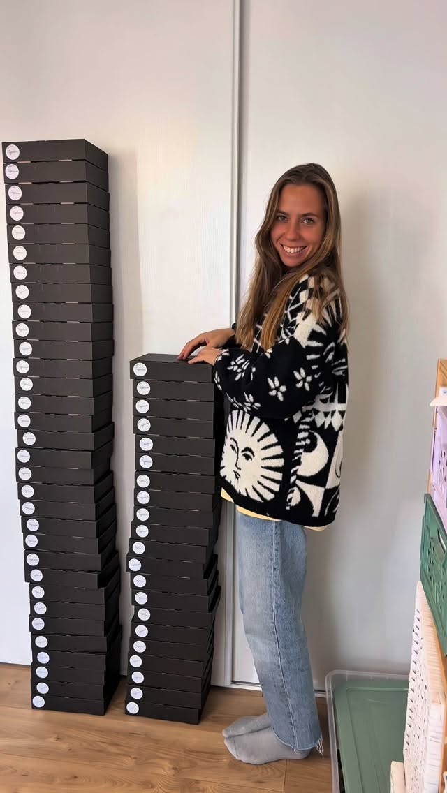 Après des semaines aussi excitantes que stressantes, des nuits à fixer le plafond, des heures passées par terre à préparer vos commandes. Des fous rires aux larmes, des « c’est la meilleure chose qui me soit arrivée » aux « mais pourquoi je fais ça ?»
Je voulais juste vous dire merci.
Merci pour ce raz-de-marée de commandes. Merci de m’avoir fait vivre un Noël au-delà de toutes mes espérances. Merci de m’avoir prouvé que tous ces derniers mois passés à bosser comme une folle en valaient la peine.
Merci d’avoir été si nombreux à penser à Tapioca pour vos cadeaux, ou même juste pour vous !
Grâce à vous, je m’autorise à rêver encore un peu plus grand pour l’avenir de la marque 🖤