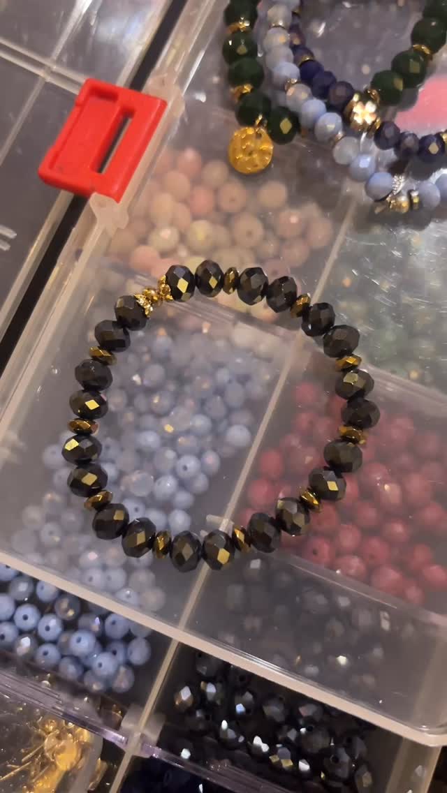 Je suis la seule à fonctionner comme ça ? 🙈😂
#bijoux #teampasdumatin #creatricedebijoux #bracelet #braceletsansfermoir #jamaissansmesbijoux