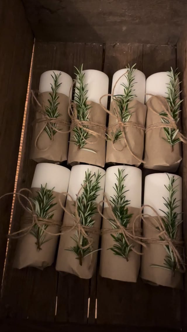 Førjulstiden er tid for tenning av lys 🌟 vi har fortsatt noen få stearinlys igjen på lager. Sikre deg noen av de flotte lysene fra Lysstøberiet før jul 🎄
.
Hvite kubbelys 139.-
Bunt m/ 4 kronelys i hvit, bordeaux eller moccabrun 179.-
.
100% ren vegetabilsk stearin. Jevn og ren brenning. Matt fin overflate og nydelige farger (gjennomfarget). Som en ekstra fin detalj lager kubbelysene vakkert mønster når de brenner ned.
.
Du kan bestille her på Instagram eller via nettbutikken. Husk at du kan klikke på hent i butikk og hente hjemme hos meg på Nøtterøy 🌟🏡 så slipper du frakten 🤩
.
#stearinlys #tidforlys #julelys #førjulstid #tennlys #håndstøptelys #åpenthav #nettbutikk #interiør #