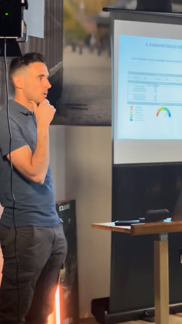 ⚡ Le FTP sur Zwift : une donnée utile… mais loin d’être suffisante.
Lors de notre séance d’info au Cube Store Namur avec Movinity, on a parlé d’un point qui revient tout le temps :
👉 “Mon FTP sur Zwift, est-ce que ça suffit pour structurer mes zones ?”
La réponse est simple : non.
📌 Ce que Zwift mesure vraiment :
Zwift vous donne une estimation de votre FTP basée sur vos efforts récents.
C’est motivant, facile à obtenir…
❗Mais ça ne permet pas de définir vos vraies zones physiologiques.
Pourquoi ?
Parce que vos zones ne dépendent pas d’un seul chiffre, mais de vos réponses physiologiques réelles :
lactate, ventilation, fréquence cardiaque, seuils métaboliques, tolérance à l’effort…
🎯 Pour connaître vos vraies zones, celles qui vous font progresser :
👉 rien ne remplace un test d’effort complet et encadré.
🎥 Dans cette capsule :
J’explique pourquoi le FTP Zwift est une bonne base, mais pourquoi il est insuffisant pour un entraînement précis — surtout si vous voulez optimiser vos performances.
👉 D’autres capsules arrivent pour vous aider à mieux comprendre vos données et utiliser intelligemment vos métriques cyclistes.
#Movinity #CubeStoreNamur #Cyclisme #FTP #Zwift EntrainementCycliste Seuil PerformanceCycliste