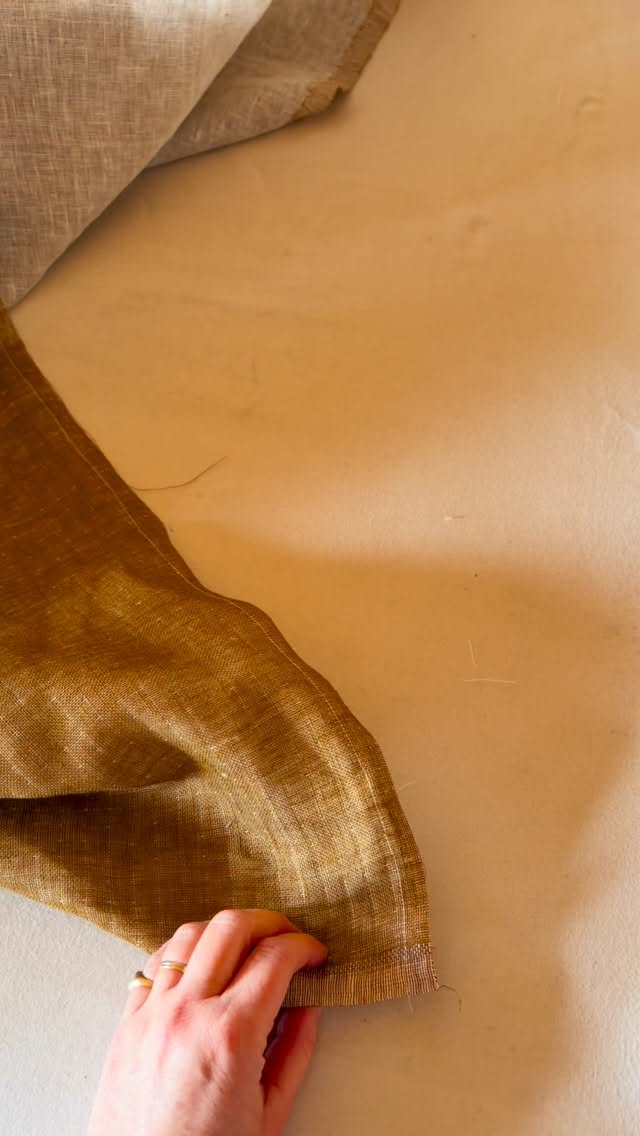 Ce que peu de gens savent…
Chaque frange est faite à la main, fil après fil.
Derrière chaque plaid, des gestes patients, essentiels, qui font partie de son histoire ✨.
Et si vous voulez vous laisser envelopper par cette douceur et découvrir le côté apaisant du lin… retrouve-moi à la vente de Noël WELCOME HOME XMAS ce week-end 🎄.
🎄 Welcome Home XMAS
📍 Rue Cornélis 24 - 1310 La Hulpe (Gaillemarde)
📅 Les 13 & 14 décembre 2025
⏰ Samedi de 14h à 20h
Dimanche de 11h à 18h
#plaidenlin #linlave #pièceunique #editionlimitée #petitesséries #créationexclusive #artisandebelgique #faitmainavecsoin #lingeauthentique #decoessentielle #cadeauunique #horschamps #savoirefaire