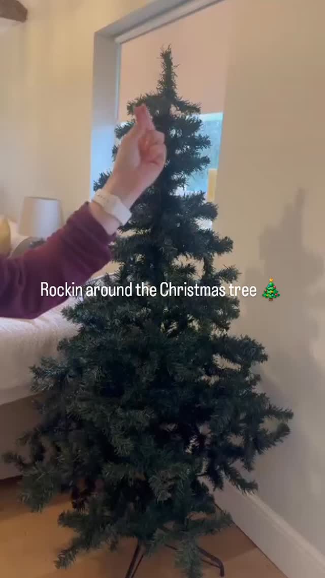 Make your property magic for Christmas arrivals! ✨🎄
We know that December is a busy month for turnover, but guests love arriving at a home that feels festive. If you haven’t got the time to get to your property to put the tree up, let the Maid in Rye team handle it for you!
Since we are already there ensuring your property is sparkling clean, we can add a Tree Decorating Service to your next visit.
✅ You leave the tree and decorations out (or in the owner's cupboard).
✅ We assemble, fluff, light, and decorate to a professional standard.
✅ Guests arrive to that warm, festive "wow" factor.
Slots are filling up fast for early December! Send us a DM or email to add this to your next clean. 📩
#MaidInRye #HolidayLetManagement #RyeSussex #GuestReady #ChristmasInRye #SuperhostTips #CamberSands #HousekeepingService