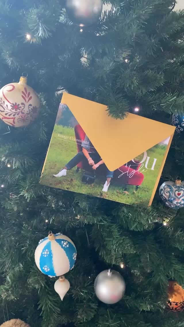 Et maintenant, vous savez quoi rĂ©pondre la prochaine fois que quelquâun dira :
« Je ne sais plus quoi offrir⊠»
Vous choisissez le service, et moi, je vous prépare une belle carte !
Contactez-moi si vous voulez faire des heureux ! đâš
Info : anou@anoustyle.com
#cadeaudenoël #image #conseilenimage #personalbranding