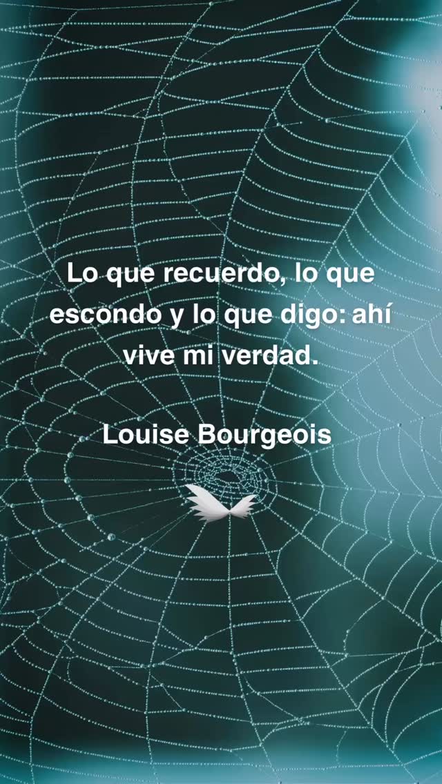 Somos Memoria. Llega diciembre y nuestro cerebro ya se encuentra en procesos de valoración.
📍Qué he vivido
📍Cómo lo he vivido
📍Por qué ha pasado
Y es que necesitamos espacios de remembranza, de mirar atrás para organizar nuestra historia. Somos Memoria. Nuestra vida la entendemos a medida que recordamos momentos que nos permiten explicarnos. Por eso está bien recordar y necesitamos buscar el momento para hacerlo.
Pero también sin que nos atrapen los recuerdos.
Louise Bourgeois fue una artista del siglo XX y en sus obras, la mayoría arañas -tejedoras de historias- la memoria es una materia prima. Decía que su obra era un acto de “reparación emocional”.