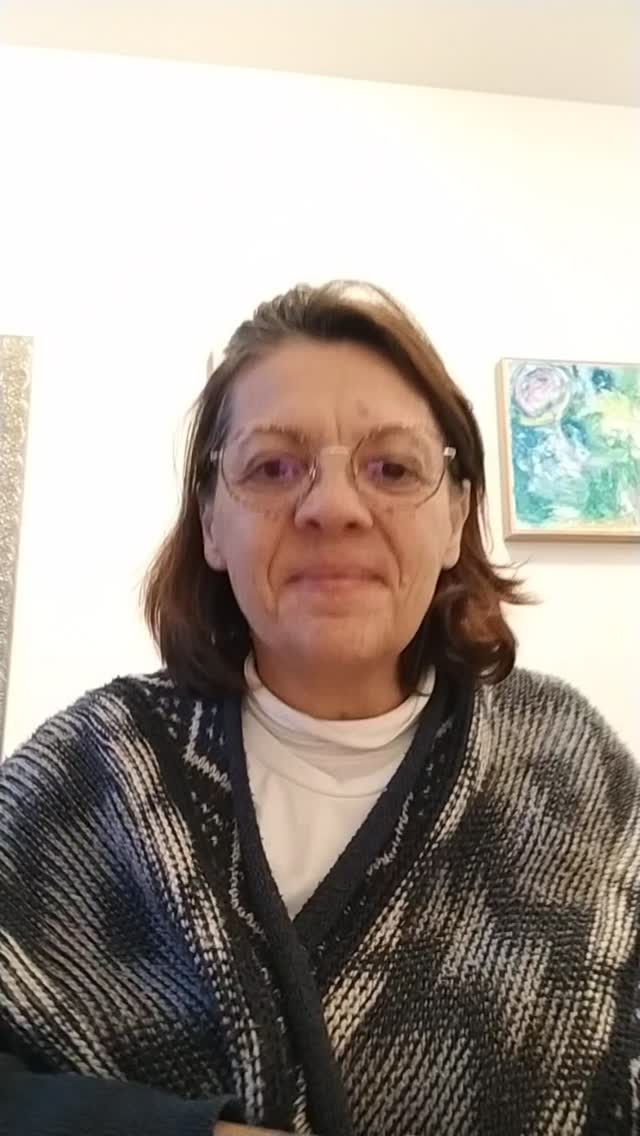 Je ne sais pas vous mais moi je me suis bien faite bousculer par cette pleine lune. Ça se voit sur ma tête: j'ai vraiment peu dormi ces derniers jours! Mais je suis quand même là pour le tirage de la semaine et on est pas encore tout à fait sorti de ce besoin d'équilibre de cette lune en Gémeaux...
Cette semaine on trouve des manières créatives, originales, différentes de faire le tri entre ce que l'on peut/veut dire et ce que l'on a besoin de garder pour nous. Tout ce qui ne s'exprime pas s'imprime, mais parfois tout dire n'est pas la solution . Alors, quelles sont les solutions que vous utilisez pour vider votre sac sans prendre les autres pour votre poubelle émotionnelle?
N'hésitez pas à partager en commentaires!
Belle semaine.
#connaissancedesoi #archetypes #energetique #ame #oracle #ombreetlumiere #emotions #intuition #creativité