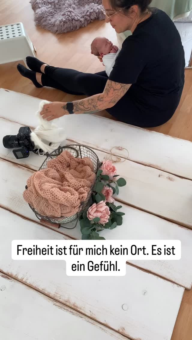 Es ist dieses unbezahlbare Vertrauen von Eltern, die mir ihr Baby in die Hände legen, ohne Zweifel, ohne Angst, einfach mit dem Gefühl: Hier sind wir richtig. Genau dieses Vertrauen war einer der Gründe, warum ich den Schritt in die Selbstständigkeit gegangen bin. Nicht, weil es leicht ist sondern weil es sich richtig anfühlt.
Freiheit bedeutet für mich nicht, dass alles immer entspannt läuft. Freiheit bedeutet, dass ich morgens aufstehe und weiß, warum ich das hier mache. Es ist dieses Gefühl, wenn ich in meinem Studio stehe, die Tür hinter mir zugeht, es ruhig wird und ich genau da bin, wo ich sein will. Mitten in meinem Leben, mitten in meinen Entscheidungen, mitten in dem, was ich mir selbst aufgebaut habe. Und ja, ich trage dafür Risiko, Verantwortung und manchmal auch Zweifel. Aber ich trage eben auch dieses Gefühl von echter Freiheit. Und das ist durch nichts zu ersetzen.