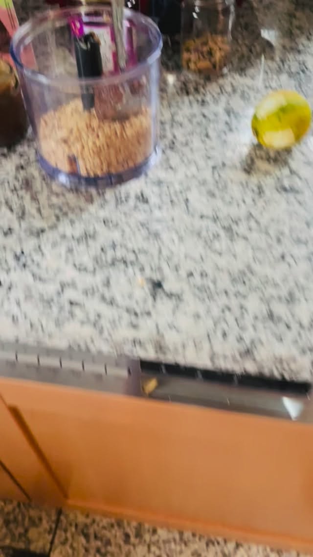 Dattelpralinen🌟🌟🌟natürlich süß, kein Industriezucker.
Datteln sind besser zum Süßen als herkömmlicher Zucker, weil sie natürliche Süße mit wichtigen Nährstoffen verbinden, darunter Ballaststoffe, Vitamine (z.B. B6) und Mineralstoffe (Kalium, Magnesium).
Sie haben einen niedrigeren glykämischen Index (GI), was zu einem langsameren und stabileren Blutzuckeranstieg führt und Heißhungerattacken vorbeugt,
im Gegensatz zu den Blutzuckerspitzen, die Industriezucker verursacht.
Rezept für
ca. 20 Stück
220 g Kichererbsen (abgespült)
2 EL Haselnussmus
200 g gemahlene Nüsse
120 g Dattelmus gekauft oder selbstgemacht
20 g Rohkakao
Prise Salz
1-3 EL Mandelmilch
200 g Zartbitterschokolade zum Überziehen
Pistazien und Mandeln zum verzieren
Kichererbsen gründlich abspülen.
Mit Haselnussmus, Nüssen, Dattelmus, Kakao & Salz mixen - bei Bedarf Mandelmilch zugeben.
Kugeln formen & 20-30 Min. kühlen.
Schokolade schmelzen.
Kugeln eintauchen, abtropfen lassen & auf Backpapier setzen und mit Mandeln und Pistazien verzieren.
Aushärten lassen.
Optional kann man die Kugeln auch in gemahlene Pistazien oder Kokosflocken wälzen.
Kühl lagern & genießen.
#natürlichgesund #praline #dattelpralinen #datteln #ayurveda #ayurvedalifestyle #ayurvedadeutschland #gesundeernährung #gutesleben #ayurvedafood #gesundundlecker #gutesbauchgefühl #ayurvedatips #weihnachtsgebäck #weihnachtsbäckerei