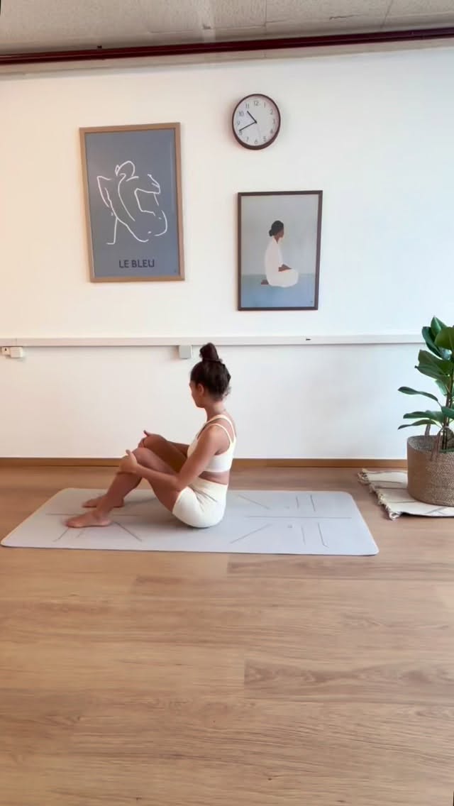 Dans la posture du bateau, j’ouvre le haut du cœur et j’ancre ma force…
Entre jambes qui s’allongent et se replient, je trouve l’équilibre, le souffle et la douceur.
Entre contraction et extension, j’explore l’espace.
Et au centre, la force tranquille qui me porte.
#yoga #yogapractice #switzerland #yogateacher #nyon #suisse #yoganyon #yogainspiration #yogaposes #yogaflow #navasana