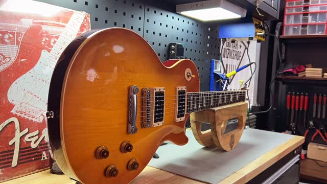Desde Arica nos visitó esta belleza #Gibson Custom Shop “Inspired by” slash 87’ Les Paul Standard. VOS faded heritage cherry sunburst. Así tal cual con nombre y apellido de monarca. Gracias Hans, por ese viaje express para atender en @custom.guitars.workshop a Jessica. #gibson #guitar #Antofagasta #Chile #Antofa #LuthierChile #GuitarrasChile
#BajosChile #TallerDeGuitarras #CustomGuitarsChile#LuthierChile #CustomGuitars #GuitarRepair #BassRepair #Antofagasta #GuitarrasChile #BajosChile #GuitarMods #GuitarWorkshop #MusicosDeChile #GuitarCommunity #MusicLife #Sigueme #Antofa #HandcraftedGuitars