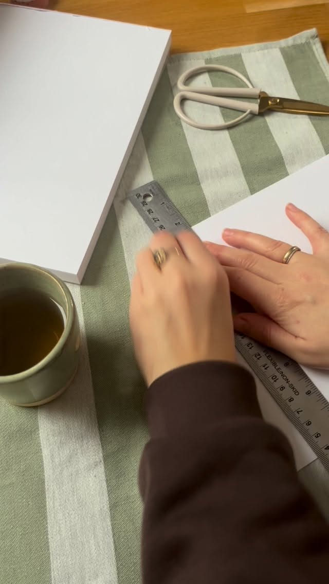 Kerstboom aan & kaarsjes in huis. Ik vind het zo heerlijk knus en wat het dan helemaal afmaakt? Zelf dingen maken.
En eerlijks als de kids ‘s avonds op bed liggen en alles is opgeruimd moet ik mezelf soms even een schop onder de kont geven, maar ik vind het zo leuk als ik aan het eind van de avond iets heb waar ik blij van wordt in plaats van dat ik weer een avond het zitten niksen (aka scrollen) op de bank!
Dus hier jouw friendly reminder! 😉 En nee het hoeft niet moeilijk en het hoeft niet perfect!
#tekenen #kerstkaart #aquarel #watercolor #creatief #kerstkaartenmaken