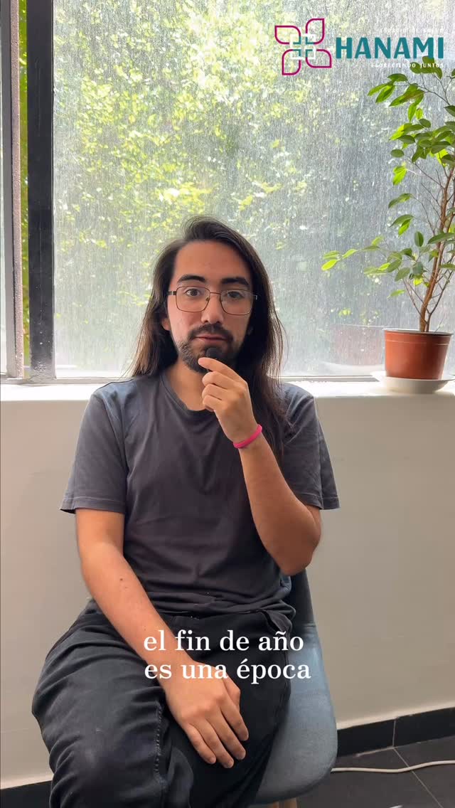 🌿 Lo que no siempre se ve en fin de año… ✨
En redes abundan los logros y metas cumplidas, pero como dice nuestro psicólogo Patricio Iañez, eso es solo una parte de la historia.
🤍 No te compares.
Si este año avanzaste un poquito o simplemente resististe también es valioso.
Cada proceso es único y merece respeto.
🎄 Acompáñate con amabilidad y recuerda: lo que ves en redes es solo un fragmento de la vida.
✨ Si sientes que este cierre de año te remueve, necesitas apoyo o quieres comenzar un proceso personal, en Hanami podemos acompañarte con un espacio seguro, profesional y humano.
Escríbenos para agendar tu atención. 🌿