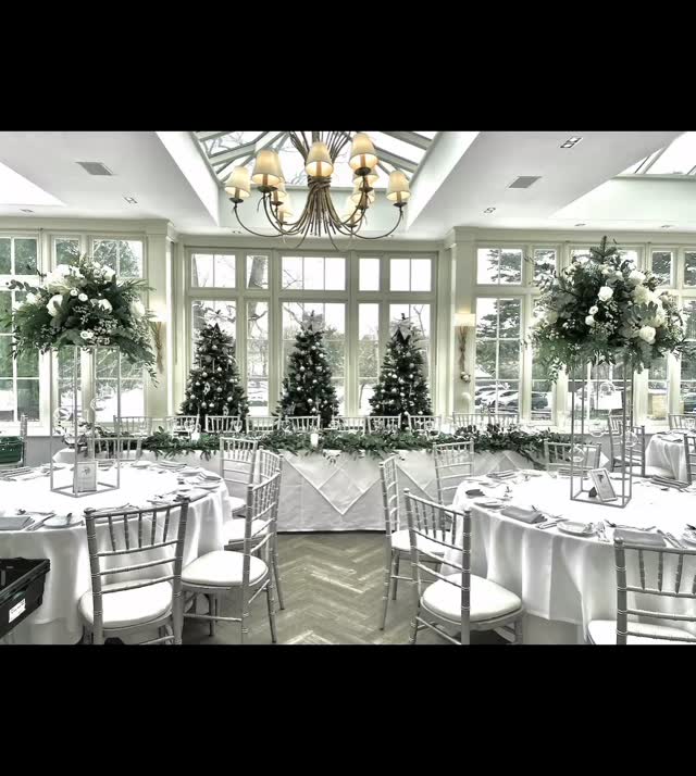 Winter white wedding bliss #essexweddingsupplier #essexweddingflorist #essexweddingflowers #bridestobeinessex #essexweddingdecor #essexweddingvenue #designerflowersessex #weddingsinstalbans #winterwedding #winterweddinginspiration #winterweddingflowers #bridetobe26 #bridestobe #stalbanshouse