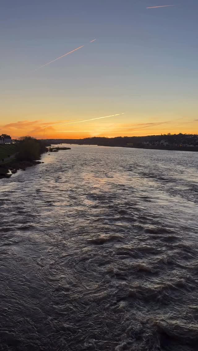 Parfois, tout va trop vite. Les journées s’enchaînent, les agendas débordent… Alors on s’offre une respiration. Un instant pour soi.
Un coucher de soleil sur la Loire, et soudain, tout se calme.
Ici, la nature apaise, recentre, remet les choses à leur place. La lumière glisse sur l’eau, les couleurs changent doucement… et le temps semble enfin ralentir.
Loire en Vie, c’est ça : une invitation à déconnecter, à s’émerveiller, à retrouver le goût des moments simple.
Parce qu’il suffit parfois d’une seule lumière pour apaiser tout le reste.
#loireenvie #loire #nature #pause