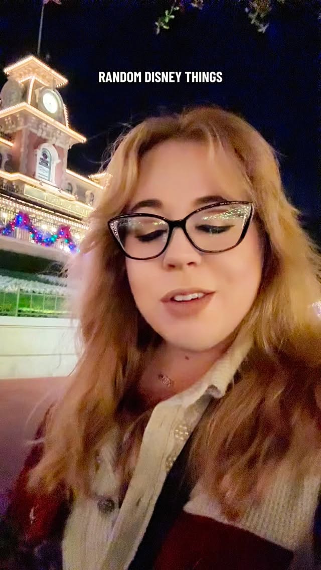 Stop scrolling! Take a holiday decor break and let’s see some cute holiday decor in Magic Kingdom. 🎄🥰 #disneyworld #magickingdom #disneychristmas #disney #thedapperdanielle