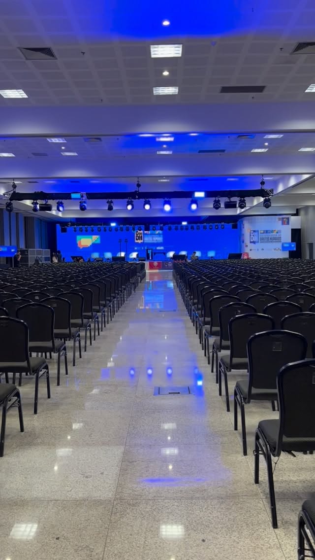 O primeiro dia da 13ª ConDH foi potente, simbólico e cheio de significado! ✨
A energia coletiva tomou conta do CICB com:
💬 A leitura do Regimento Interno e a abertura oficial, marcando o início de três dias fundamentais para a construção das diretrizes nacionais de direitos humanos.
🤝 A solenidade de abertura, reunindo autoridades, defensoras e defensores de direitos humanos, movimentos sociais, conselhos, coletivos e pessoas de todas as regiões do país.
🔥 Um começo que reafirma: estamos juntas/os/es para fortalecer a democracia, enfrentar violações e avançar na garantia de direitos para todas as pessoas.
A caminhada da 13ª ConDH já começou fazendo história!
#13ConDH #SistemaNacionalDeDireitosHumanos #DemocraciaViva