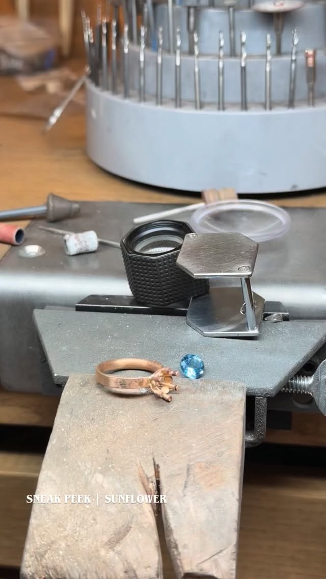 Sneak peek | Sunflower
Technisch precisiewerk: stabiele zetting, open lichtinval en behoud van het bloemprofiel.
Work in progress.
Nobilia Sieradenatelier
#nobiliasieradenatelier #sunflower #workinprogress #handgezet #briljant #zetwerk #goudsmid #atelierwerk #finejewelry #hedendaagsesieraden #designjewellery #utrecht #slowjewellery