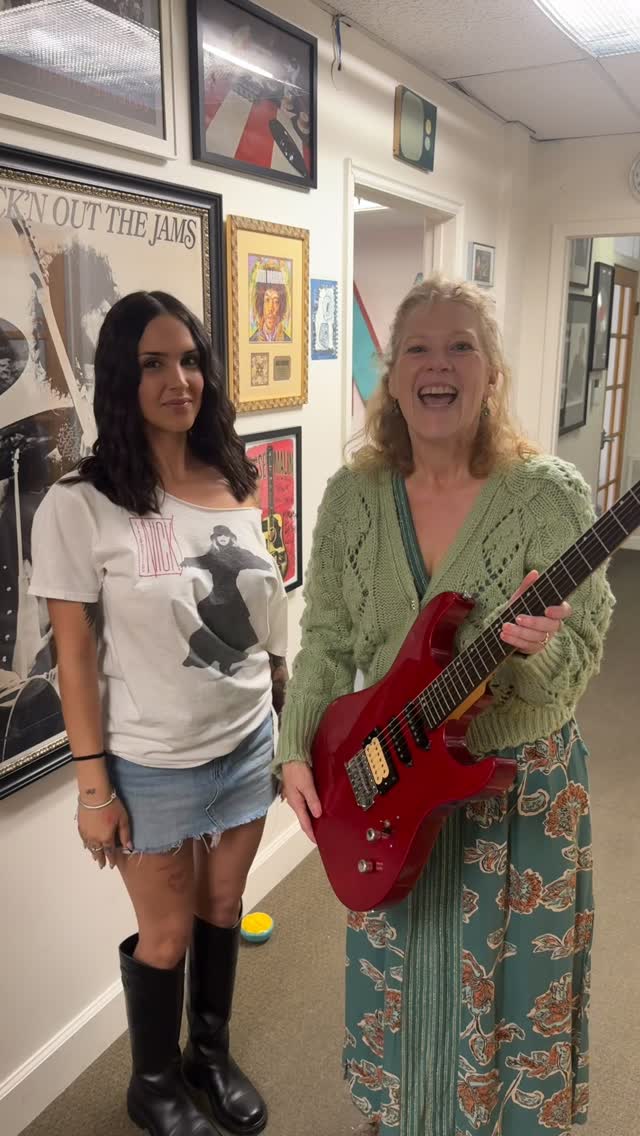 Congrats to Sarah who won a guitar at our raffle at VinylFest at @farmersmarketla 🤘🏻
.
.
#guitar #guitarraffle #musicsaveslives #musicsaves