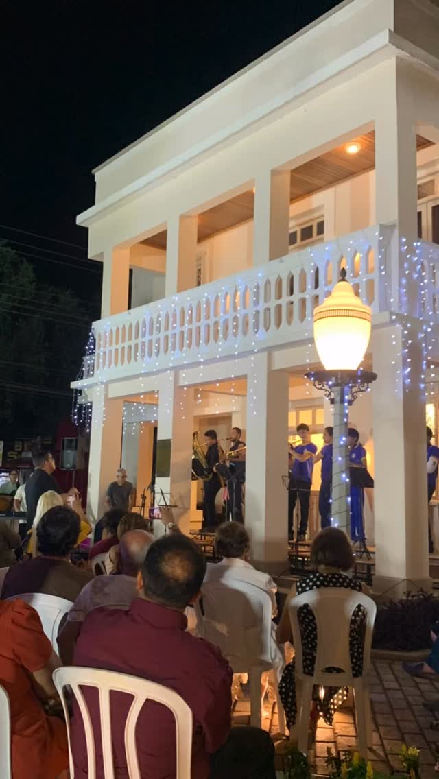 Academia Roraimense de Letras recebeu alunos e professores da Escola de Música para a Cantata de Natal. Todos foram acolhidos no jardim do prédio histórico e cultural.