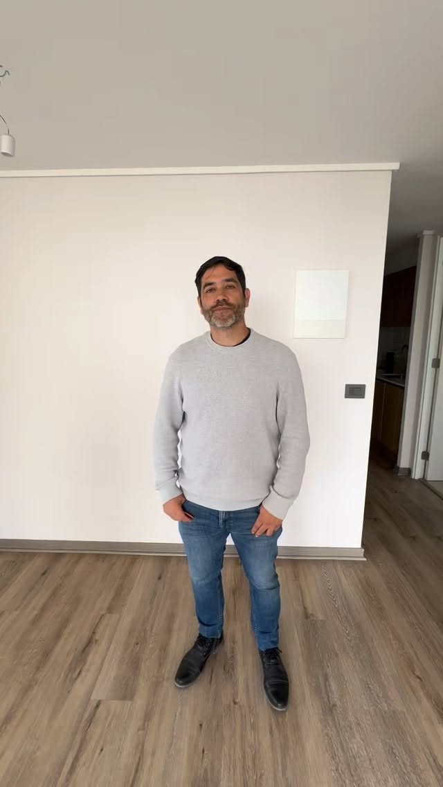 🔑 Hoy celebramos un nuevo logro junto a nuestro cliente Pablo
Pablo recibió las llaves de su nuevo departamento de inversión, un paso clave en su camino hacia la construcción de patrimonio 📈
En Grupo Territorio lo acompañamos desde el inicio:
✔️ Analizamos su perfil y objetivos de inversión
✔️ Encontramos el proyecto que realmente se ajustaba a lo que buscaba
✔️ Gestionamos su crédito hipotecario
✔️ Y lo acompañamos en cada etapa del proceso, hasta la entrega de llaves
Invertir en propiedades no se trata solo de comprar, sino de tomar buenas decisiones con el respaldo correcto.
Gracias Pablo por confiar en nosotros para dar este gran paso.
👉 ¿Estás pensando en invertir en un departamento?
Escríbenos y te acompañamos en todo el camino.
📲 https://wa.me/56946276708
#GrupoTerritorio #InversiónInmobiliaria #EntregaDeLlaves #InvertirEnPropiedades #BrokerInmobiliario #Patrimonio #ClientesFelices