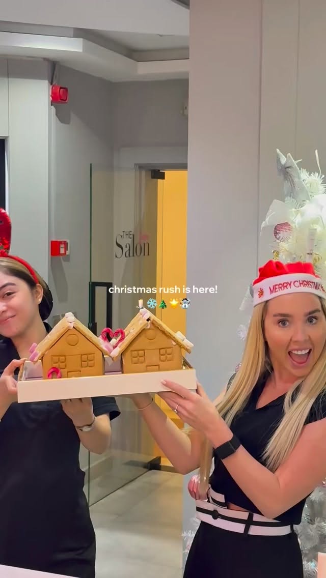 🎄🎀 BTS: The Christmas Rush 🎀🎄
Full chairs, festive glam, and non-stop December energy.
This is what the busiest season of the year looks like at The Salon Dubai ✨
Where Dubai gets ready for Christmas.
📍 12 locations across Dubai
#TheSalonDubai #ChristmasRush #BTSSalon #DecemberDiaries #FestiveGlam #WhereDubaiGetsReady