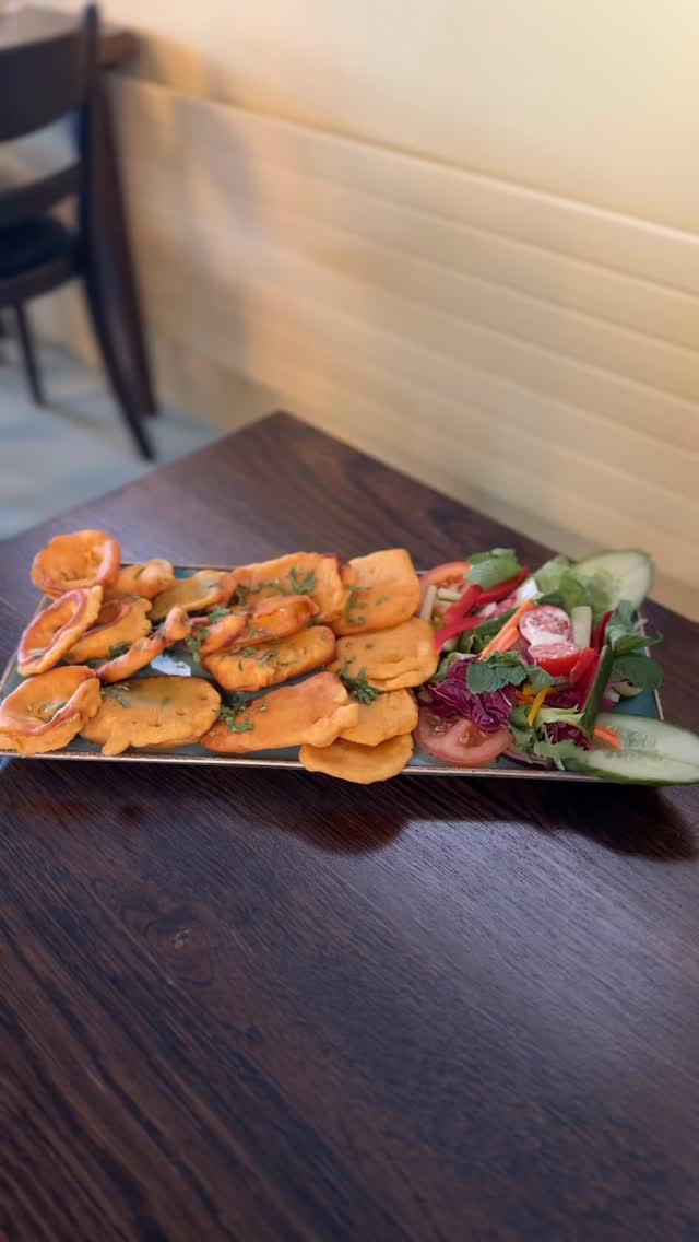 If winter had a soundtrack, it would be pakodas sizzling in hot oil. ❄️🔥