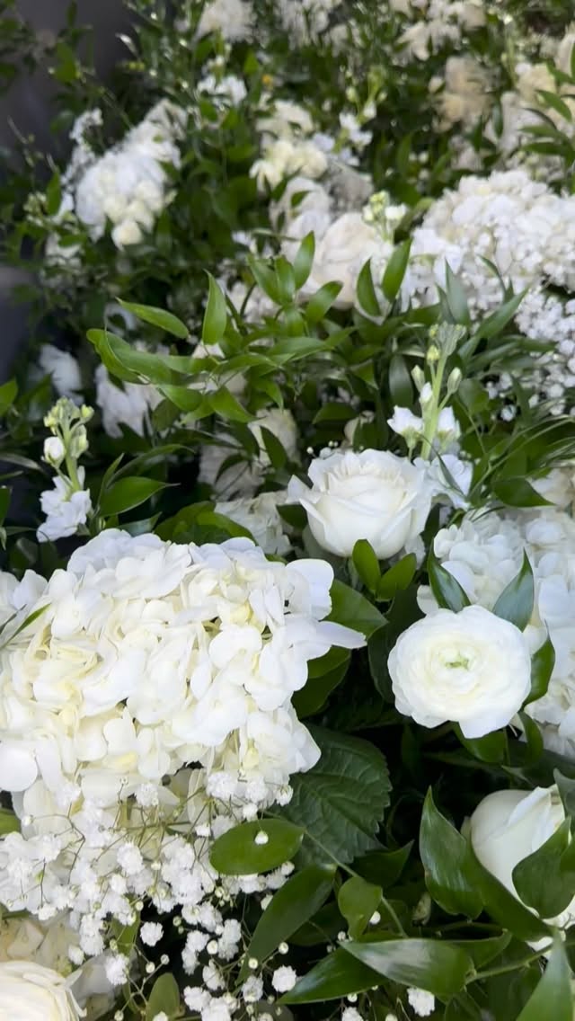 Dreaming of a White Christmas ❄️
#designsbydarenda #flowers #flowerstagram #freshflowers #centerpieces #wedding #beachwedding #white #whitechristmas #whiteflowers #flowerinspiration