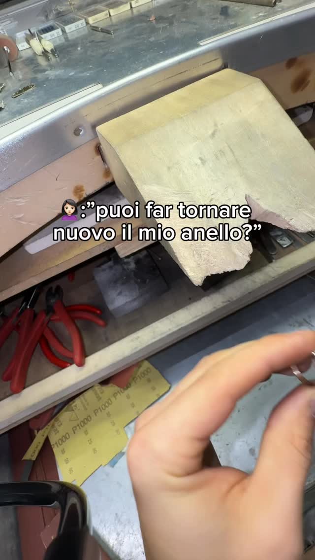 Lucidatura professionale e rigenerazione completa di un solitario in oro bianco con diamante.
✔️ Rimozione micrograffi
✔️ Ripristino della rodiatura
✔️ Pulizia a ultrasuoni
✔️ Controllo incastonatura del diamante
Risultato: brillantezza e sicurezza riportate allo stato originale. ✨💍
#gioielleriacorna #laboratorioorafo #orafiitaliani #orobianco #rodiatura #solitario #diamante #jewelryrepair #jewelryrestoration #goldjewelry #anellodiamante