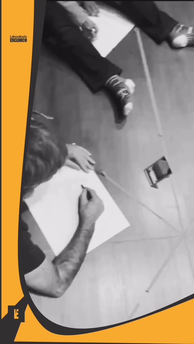 AL ENCUENTRO DE LAS MÁSCARAS EXPRESIVAS 😶
En prácticas teatrales nos encontramos con las máscaras expresivas 🎭
Una actividad para explorar el cuerpo, el movimiento y nuevas formas de hablar sin palabras.
Jugar, sentir y crear…
La máscara guía, el cuerpo responde y la escena se transforma✨
#practicasteatrales #escueladeteatro #teatro