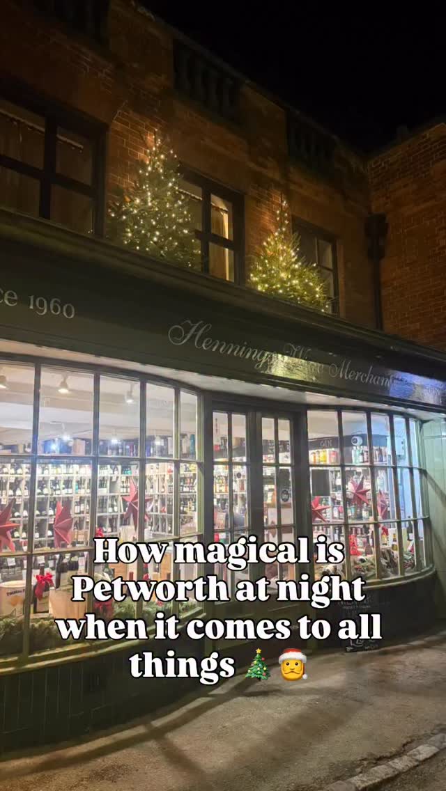 Happy Friday ๐๐๏ธโค๏ธ๐
Well that's another good week so just thought we would share some badly taken pics, scrambledi into a real of this incredible town at night - as can't but help smile walking home seeing everywhere lit up and the efforts made by shops and home owners. It really is such a beautiful town to do some lovely independent shopping in! As long as you don't have you eye on that cardigan in the upstaurs boutique that's on my wish list your safe ๐๐คฅโค๏ธ๐happy weekend - most of the town will be open both Saturday and Sunday! So no better time to support our beautiful high street where you can do all your Christmas shopping โค๏ธ๐๏ธ๐๐