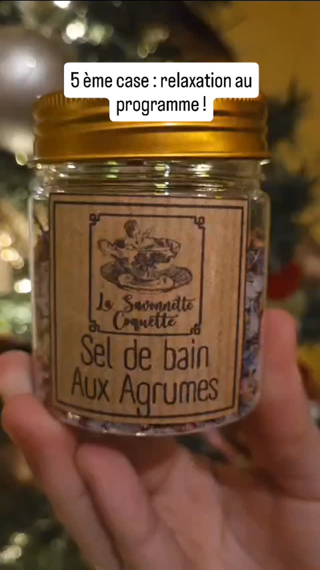🎄✨ Cinquième pochette… pause détente activée.
Aujourd’hui, on découvre un sel de bain aux agrumes. Dès qu’il se dissout dans l’eau chaude, il transforme le bain en véritable moment pour soi. Les notes fraîches et vitaminées d’agrumes réveillent les sens pendant que les petits pétales flottent à la surface pour une touche encore plus apaisante.
Quelques minutes suffisent pour ralentir, respirer, relâcher la pression et s’offrir une vraie parenthèse bien-être. Un bain, un peu de chaleur, et le quotidien peut attendre.
💛 Pochette numéro 5 validée…
On se retrouve très vite pour la suite du calendrier !
#calendrierdelavent #bienetre #detente #momentpoursoi #pausedouceur #rituelhiver #bainrelaxant #seldebain #bainaudomicile #relaxation #ambiancecosy #prendrelesontemps #lacherprise #soireecocooning #routinebienetre #petitplaisir #universcosy #pausehiver #soinsdusoir #noelapproche