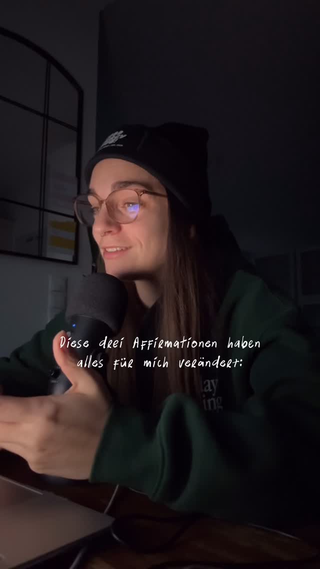 Das waren meine ersten drei Affirmationen. Das war 2021 – und doch fühlt es sich an, als läge ein ganzes Jahrzehnt dazwischen. So viel ist seitdem in meinem Leben passiert.
Mit diesen drei Sätzen begann meine Reise… meine Selbstfürsorge… mein Wieder-Zu-Mir-Finden…
Heute habe ich alte Hefte von mir entdeckt & darin geblättert. Und ich war wirklich sprachlos. Sprachlos darüber, was ich damals schon aufgeschrieben hatte. Was alles bereits in mir war – lange bevor ich es leben konnte.
Aber nun zu den Affirmationen:
1) „Das Problem ist nie das Problem.“
Wir wissen es alle – und doch handeln wir oft anders. Wir sind unzufrieden & bleiben trotzdem stehen. Weil wir wissen, dass Veränderung meist mehr bedeutet: mehr Arbeit, mehr Hinschauen, mehr Mut.
Wenn wir anfangen, öffnet sich eine Tür… und dahinter oft noch eine… und noch eine. Es ist NIE nur diese eine Sache. Unter der Oberfläche liegt immer mehr – ganz im Sinne der 80-20-Regel.
Für mich war damals klar: Mein Weg wird länger. Da schlummert so viel, das gesehen werden will. Alles was du ignorierst, holt dich irgendwann ein!
2) „Sei offen, träume groß und lass dir Zeit.“
Lass dich nicht limitieren – weder von außen noch von alten Mustern. Geh deinen Weg. Niemand lebt dein Leben, niemand steckt in deiner Haut. Du entscheidest, was dir gut tut.
Wenn sich ein neuer Weg zeigt, geh ihn. Lass Vorurteile los. Denn was, wenn genau dieser Weg alles verändert?
Umkehren oder Neuausrichten kannst du immer. Aber etwas nie versucht zu haben… das ist meist der Fehler, den wir später bereuen.
Am Ende ist es immer ein Erfolg oder ein Learning – beides ein Geschenk.
3) „Wir verändern nur etwas in unserem Leben, wenn wir uns selbst verändern.“
Viele suchen die Gründe im Außen. Sie wollen, dass sich etwas verändert – aber selbst bleiben sie gleich. Und plötzlich sind „die anderen“ das Problem. Doch wahre Veränderung beginnt immer bei & in uns. Wenn du beginnst, die volle Verantwortung für dein Leben zu tragen, dann kannst du auch bewusst wählen. Entscheidungen treffen, die aus dir heraus entstehen…
Ich bin so dankbar und glücklich, dass ich für mich losgegangen bin ❤️🩹
Wann bist du losgegangen?
Bzw. wann gehst Du los?