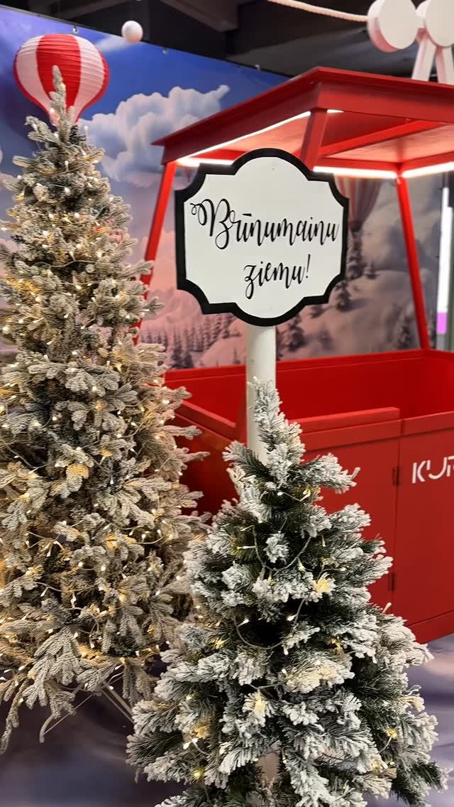 Tikai likumsakarīgi, ka šogad @tckurzeme Ziemassvētku stendam kā pamata elementu izvēlējāmies funikulieri 🎄💫
Laiks vizināties! ✨
#tckurzeme #sarmantipasakumi #eventdecoration #windowdisplay #eventinspiration