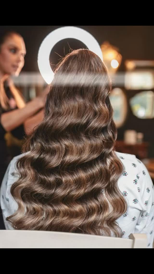 More and more brides are choosing this timeless, red-carpet look for their wedding day — sleek, glossy, perfectly sculpted waves that photograph like a dream. Soft, elegant, and effortlessly luxe… it’s no surprise it’s becoming the top pick for modern brides 👰♀️✨
#mua #hair #picoftheday #bride #wedding #fyp