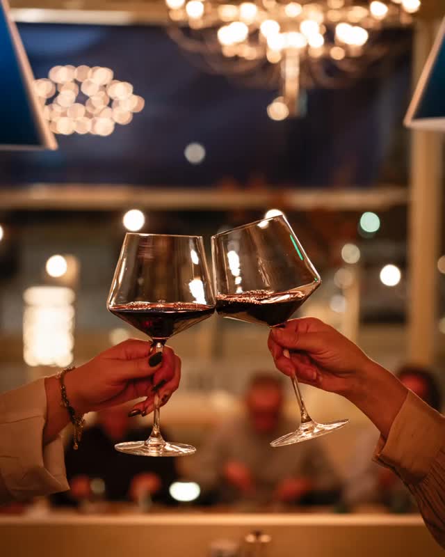 Kom kerst-lunchen!
Bij ons zijn de voorbereidingen voor kerst al in volle gang en ik hoop dat jullie ook al leuke plannen aan het maken zijn!
Wij zijn beide kerstdagen geopend voor lunch en diner. Voor diner zijn we eigenlijk al vol gereserveerd maar voor de lunch hebben we nog plek!
Online kan er (voor diner) niet meer gereserveerd worden, maar onze ervaring is dat de reserveringen tijdens kerst zomaar anders kunnen lopen en dat er op het laatste moment een tafeltje vrijkomt.
Bel dus gerust voor een tafeltje als het online niet lukt, vaak hebben we op het laatste moment toch nog een tafeltje! 0118-617484
Verder goed nieuws want in de kerstvakantie zijn we bijna alle dagen geopend!
EXTRA OPEN:
28 december SEAFOOD SUNDAY
29 december geopend voor lunch & diner
30 december geopend voor lunch & diner
31 december geopend vanaf 17:00 uur
1 januari 2026 GESLOTEN
Wij wensen jullie alvast hele fijne gezellige feestdagen en goede gezondheid voor het nieuwe jaar!
Michelle, Martijn & team